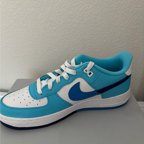 Nike shoes - Picture 2 of 4